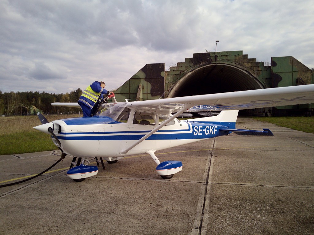 SE-GKF mellanlandar i Polen inför hemflygning från Termikas. 2017-04-19 Piloter Urban Fosseus och Clause Freitag